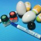 Desenhar os motivos com o lápis marcador para porcelana Hobbyline (produtos C.Kreul.)<br />Contornar os motivos com as canetas marcadoras <em>PORZELLANMALER</em> Hobbyline (produtos C.Kreul.)<br />Pintar a gosto os motivos na porcelana, com <em>PORZELLAN</em> Hobbyline (produtos C.Kreul.)<br />Levar ao forno doméstico a 160º durante 90 minutos